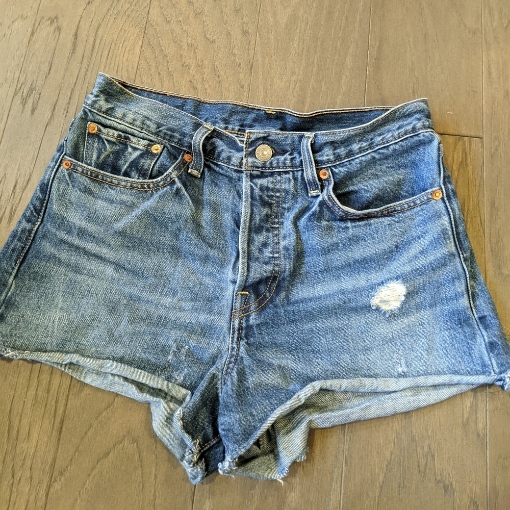 Levi's wedgie shorts size 28